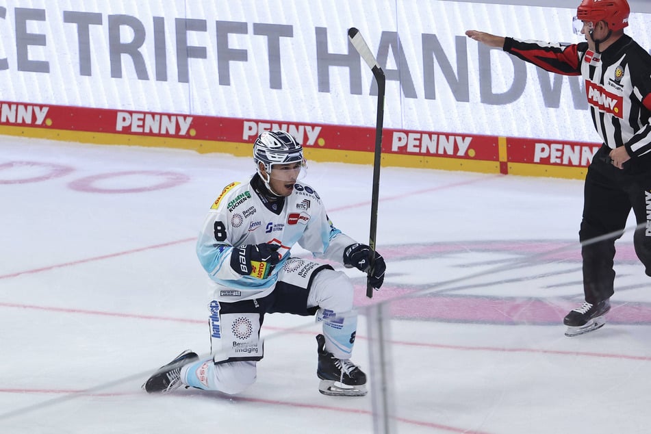 Austin Ortega jubelt nach dem Treffer zum 1:2-Anschluss. Er schrieb damit Eislöwen-Geschichte. Kurz vor Schluss legte Trevor Parkes noch nach.