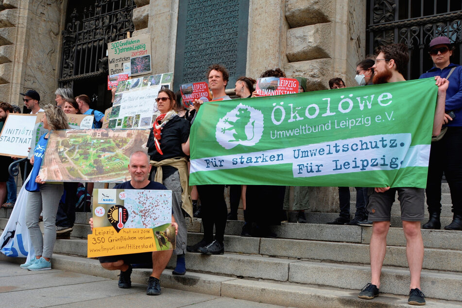 Am Mittwoch trafen sich die Umweltschützer vor dem Rathaus, wo die Stadträte tagten.