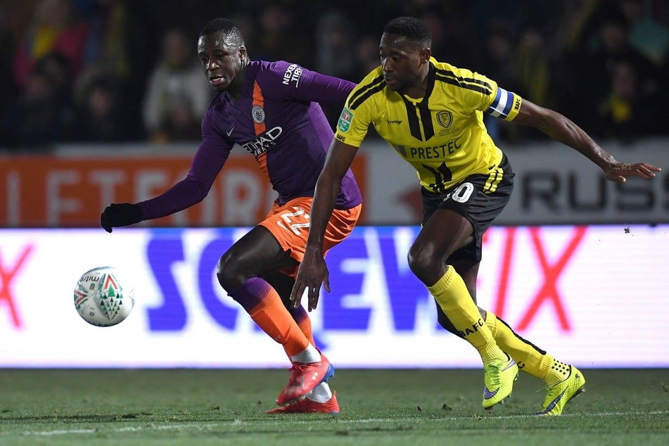 Luca Akins (heute 36, r.) 2019 im Duell mit Benjamin Mendy (heute 30) beim League-Cup-Spiel zwischen Burton Albion und Manchester City. (Archivfoto)