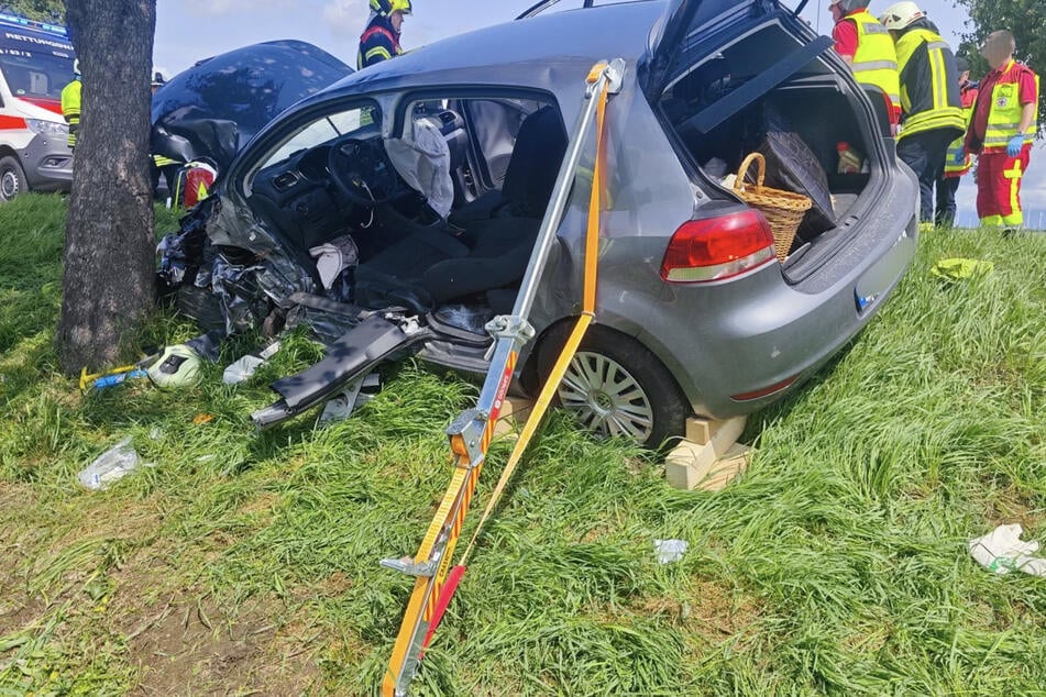 Der VW wurde bei dem Unfall stark zerstört.