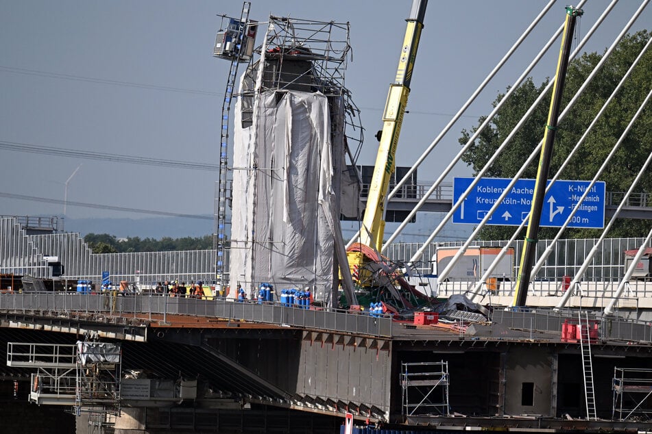 Verbogene Gerüstteile hängen nach dem tödlichen Arbeitsunfall im August 2024 an dem Pfeiler der Leverkusener Autobahnbrücke.