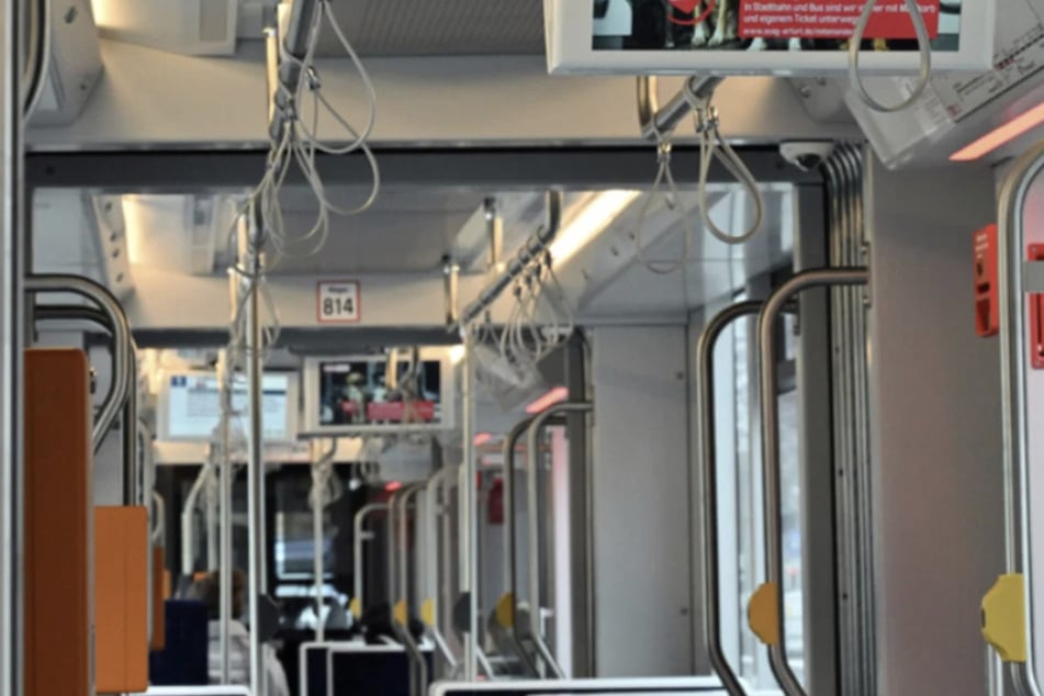 Nach dem Vorfall in einer Straßenbahn in Gera laufen die Ermittlungen der Polizei. Zeugen werden gesucht. (Symbolfoto)