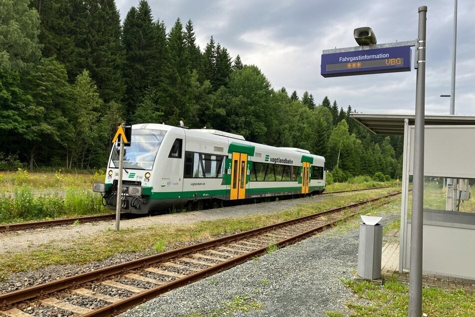 Der Mini-Bahnhof in Zwotental (Vogtland) wurde 2025 zur Lachnummer Deutschlands. Weil der Bahnsteig 2 (mittig der Gleise) zu schmal ist, musste er gesperrt werden. Ein- und Aussteigen war nicht mehr möglich.