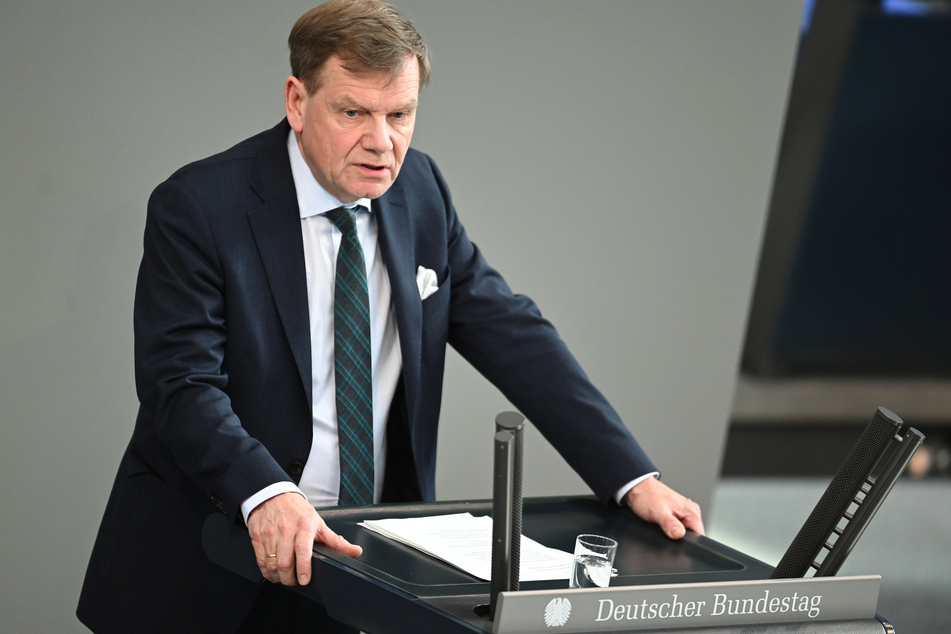 Der stellvertretende Unions-Fraktionsvorsitzende Johann Wadephul (60, CDU) erklärte gegenüber dem ZDF-Morgenmagazin, dass Deutschland der Ukraine derzeit nur mit der Lieferung von Waffen wirklich helfen könne.