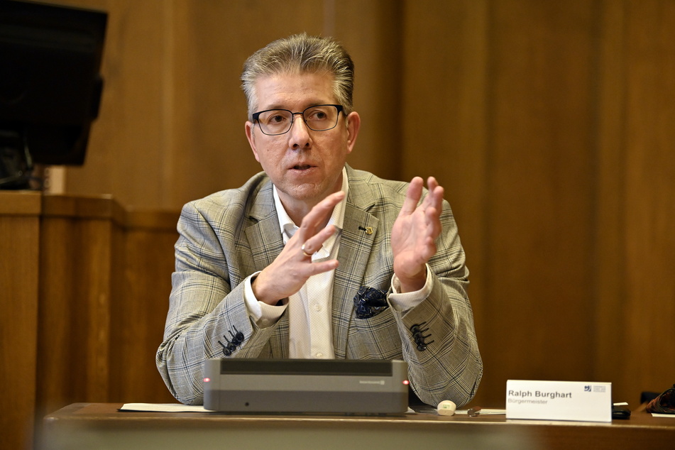 Bürgermeister Ralph Burghart (50) lud am Donnerstag kurzfristig ins Rathaus. Dort gab er die "neuen" Todeszahlen bekannt.