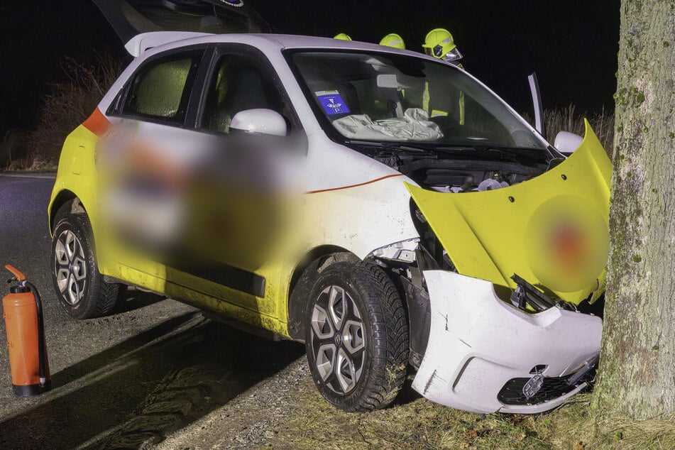 Autofahrerin fällt Glätte zum Opfer: Pflegefahrzeug kracht frontal gegen Baum
