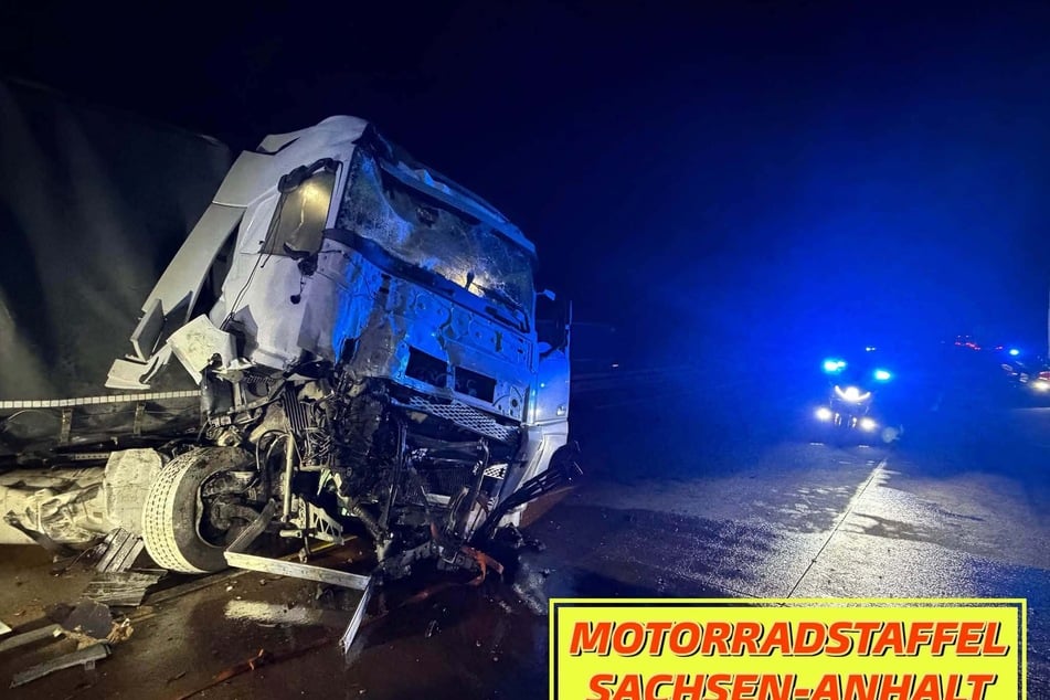Schwer beschädigt steht die Zugmaschine am Dienstagabend auf der A9 bei Dessau.