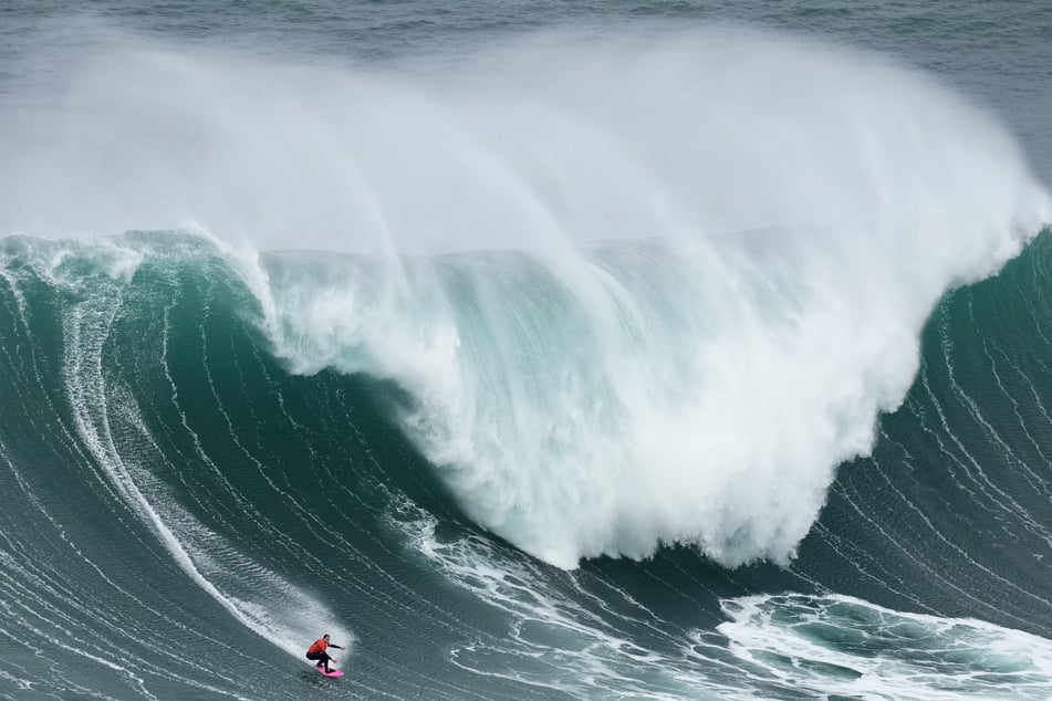 Die höchste gesurfte Welle türmte sich in Nazaré (Portugal) zu über 26 Metern auf.