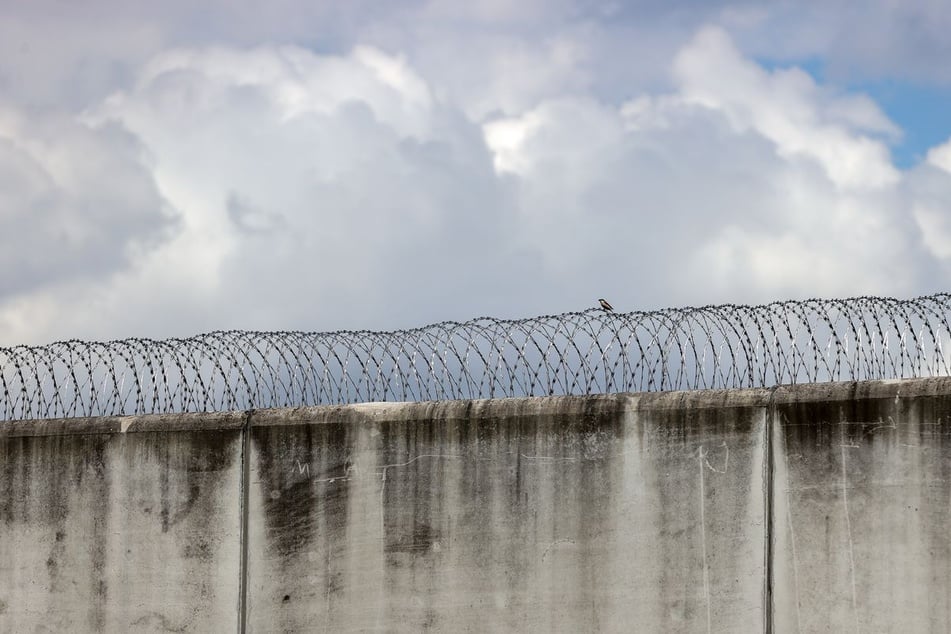 Anfang April starb eine Besucherin in der Justizvollzugsanstalt Burg. (Archivbild)