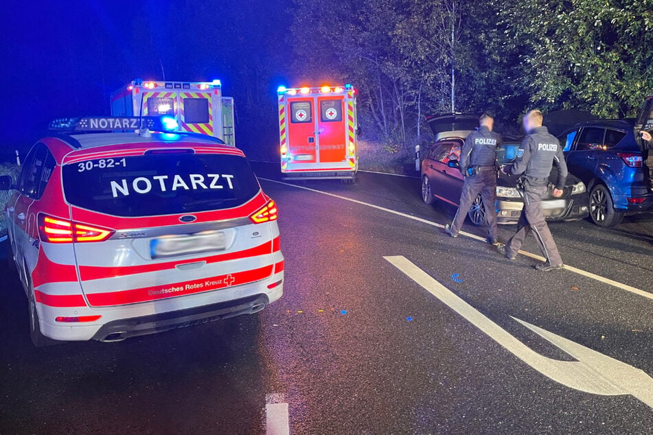 Schwerer Crash auf Landstraße: Ford und BMW krachen zusammen
