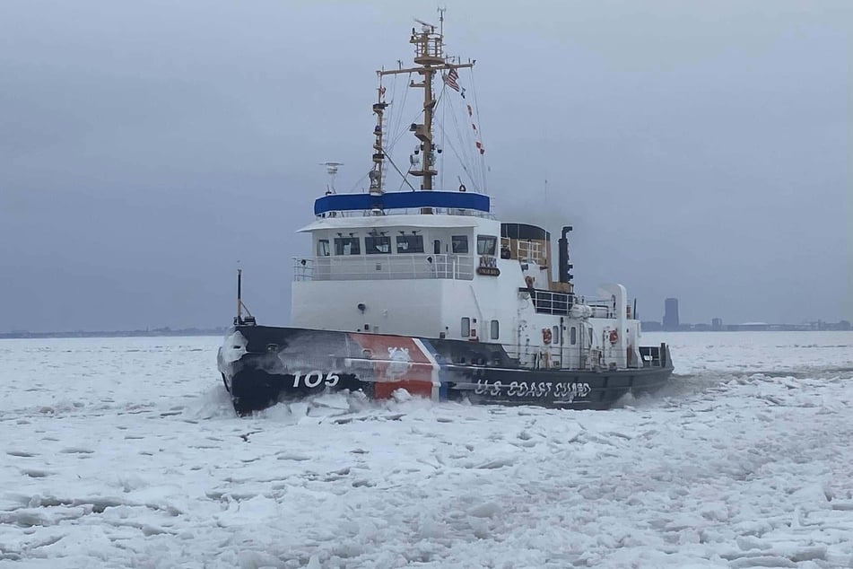 Drei Eisbrecher - hier die US CGC Neah Bay - brachen zum festgefrorenen Schiff auf.