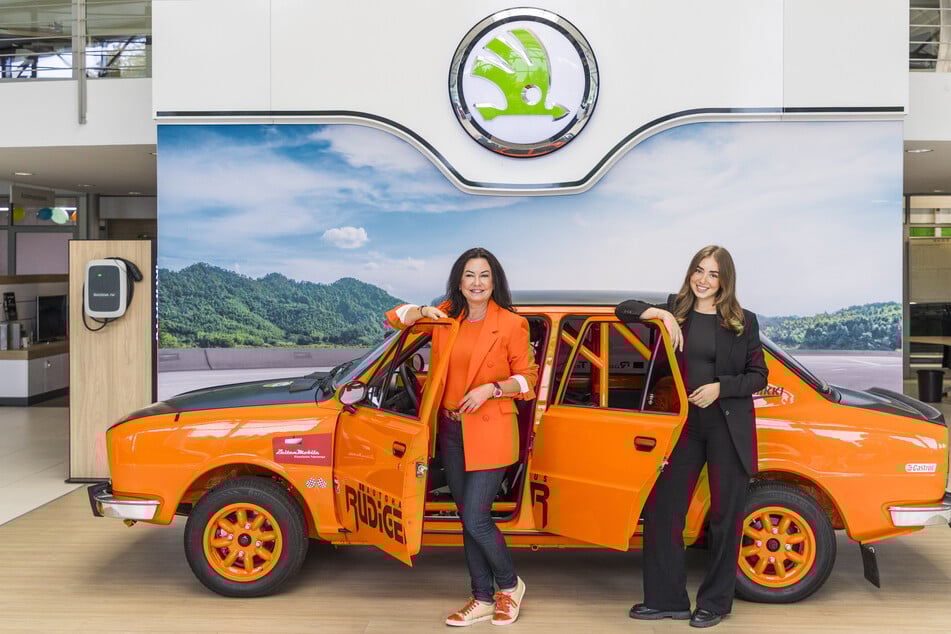Vorm Rallye-Flitzer: Mama Simone Rüdiger (l.) mit ihrer Tochter Lucia (19).