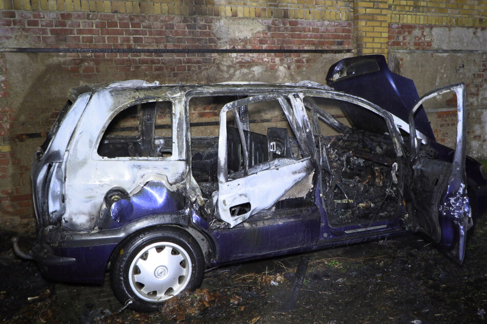 Leipzig: Besitzer wollten ihn entsorgen: Opel geht auf Hinterhof in Flammen auf