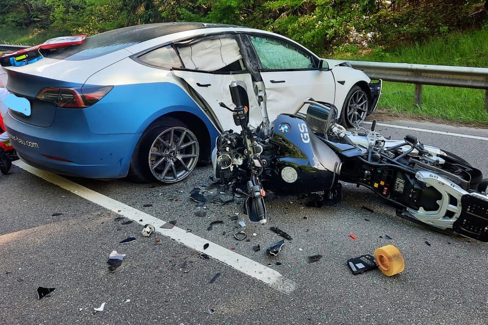 Der Motorradfahrer (†59) hatte dem quer stehenden Tesla nicht mehr ausweichen können.