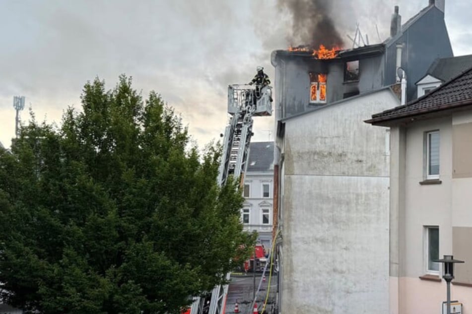 Flammenhölle in drei Häusern: Suche nach Tätern läuft weiter