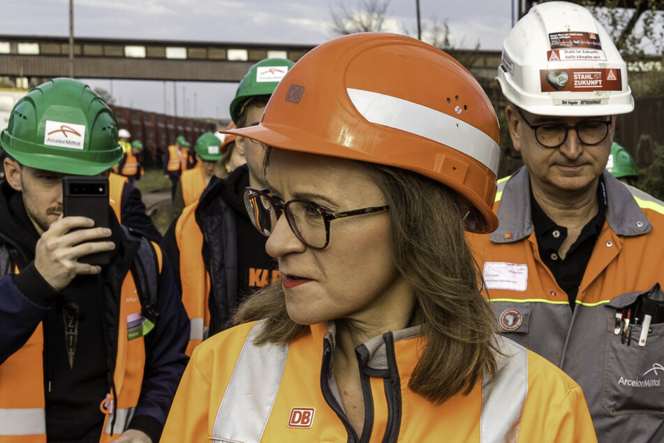 Ich gehe davon aus, dass wir die Kohlewaggons, die jetzt im Einsatz sind, umbauen werden, damit wir sie anders einsetzen können", wird Sigrid Nikutta (Mitte), die Chefin der Bahn-Frachtttochter in einem Interview zitiert.
