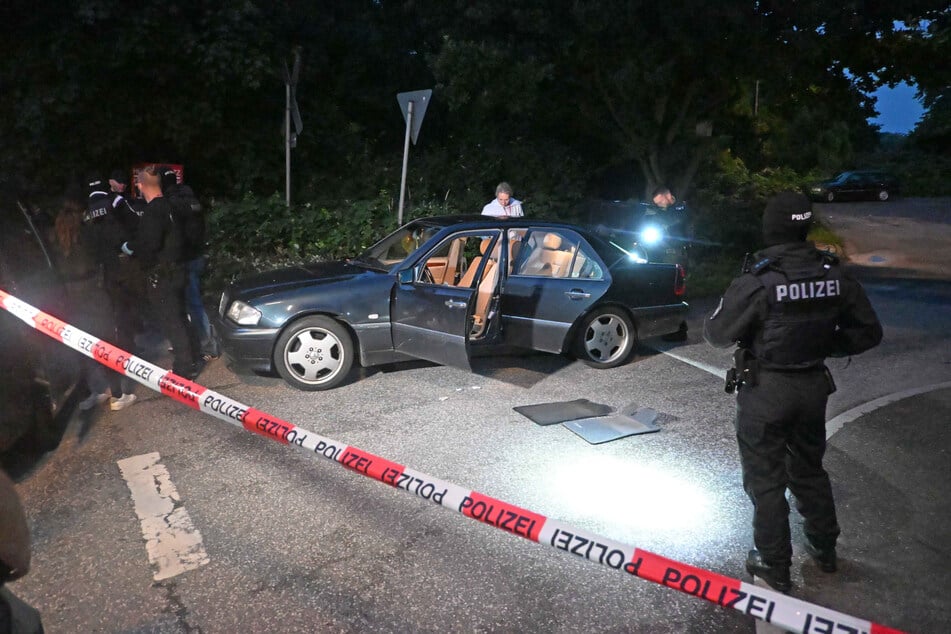 Die Hamburger Polizei kommt Autodieben auf die Schliche. Als diese flüchten wollen, geben die Beamten Schüsse ab.