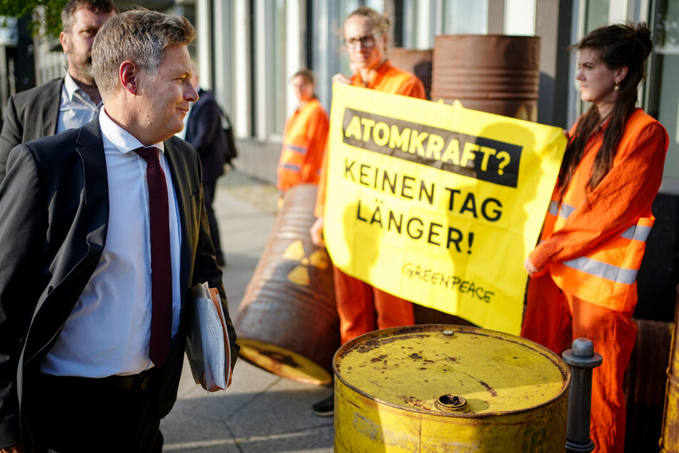 Bundeswirtschaftsminister Robert Habeck (53) musste auf dem Weg zur Pressekonferenz an Greenpeace-Aktivisten vorbei.