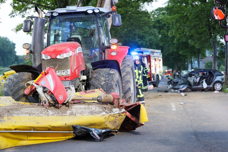 Auch der beteiligte Traktor wurde durch die Kollision schwer beschädigt.