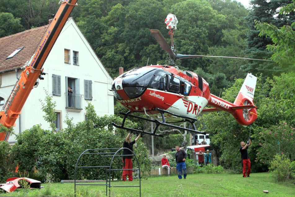 Bevor die anderen zwei Rotorblätter abmontiert werden konnten, wurde der Hubschrauber am Ausleger des Schwerlastkrans gedreht.