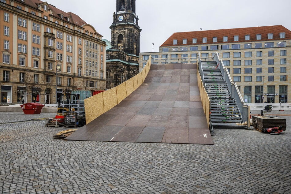 Die Eisrutsche konnte nur dank Unterstützung des Elbeparks auf den Altmarkt geholt werden.