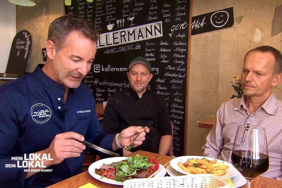 Küchenchef Tomek kocht dem Profikoch Christian Henze (56) ein Ratatouille mit Rumpsteak, Steinpilzen und hausgemachten Pommes.