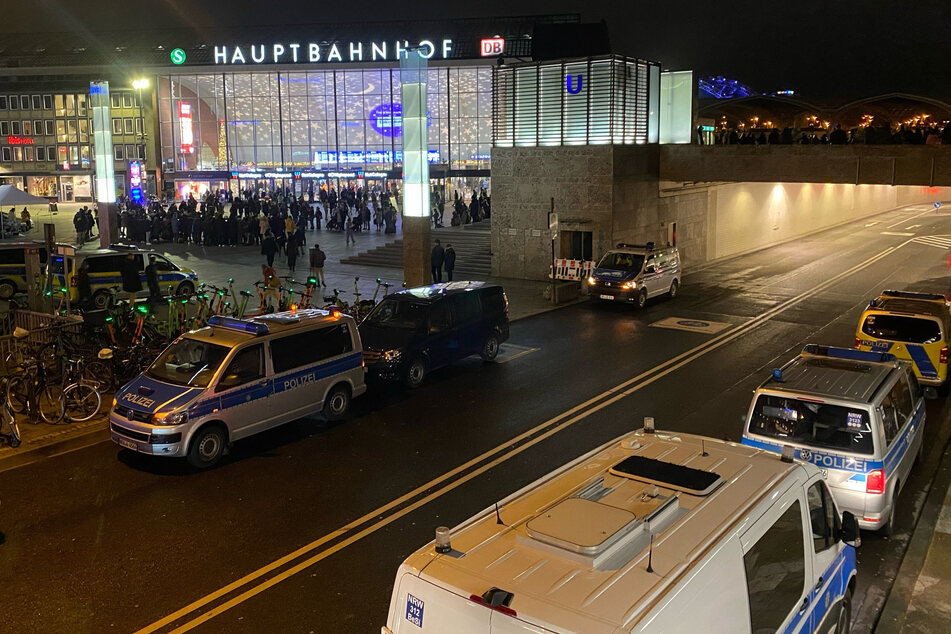 Die Kölner Polizei war am Samstagabend mit zahlreichen Einsatzwagen vor Ort.