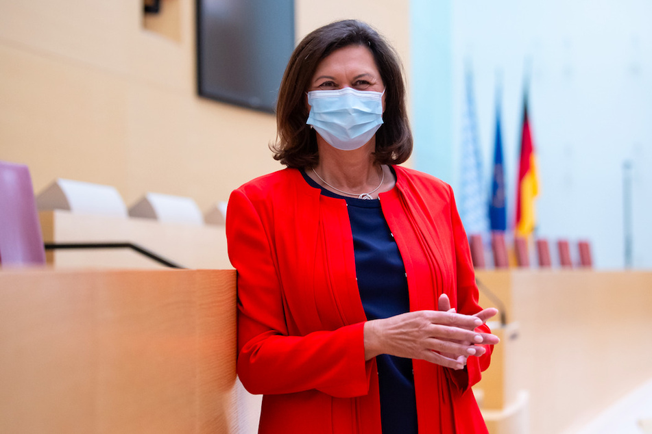 Ilse Aigner (55, CSU), Präsidentin bayerischer Landtag, trägt im Landtag einen Mundschutz.