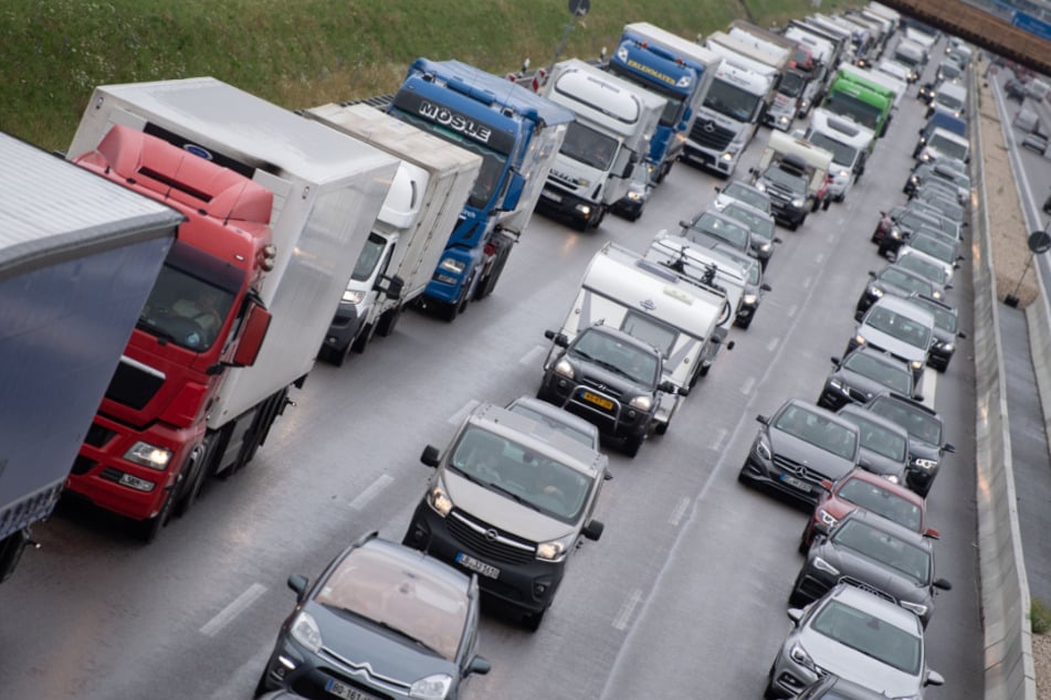 Verursacher türmt zu Fuß: Verkehrsbehinderungen nach Unfall auf Autobahn