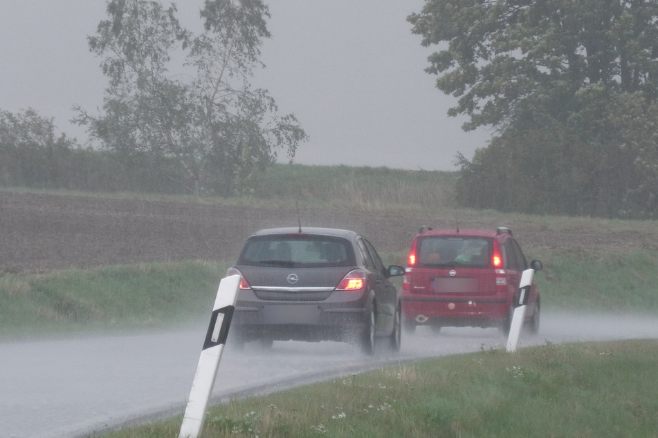 Heftige Regenfälle im Vogtland am Samstagnachmittag: Die Polizei warnt Autofahrer und rät, vorsichtig zu fahren.