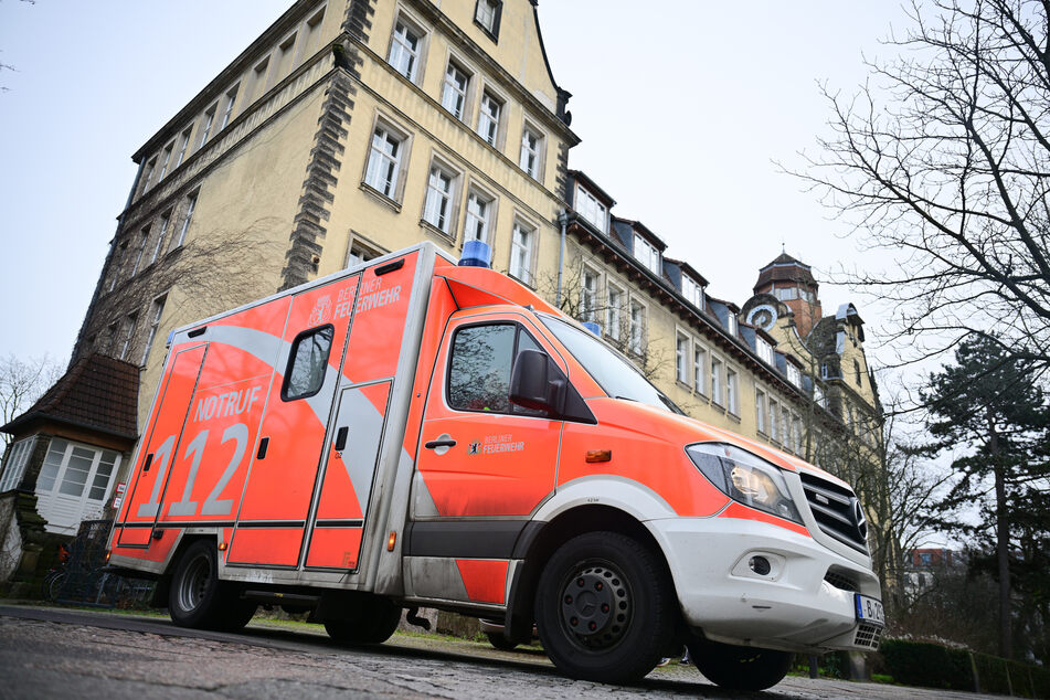 Sanitäter der Feuerwehr versorgten die verletzten Schüler.