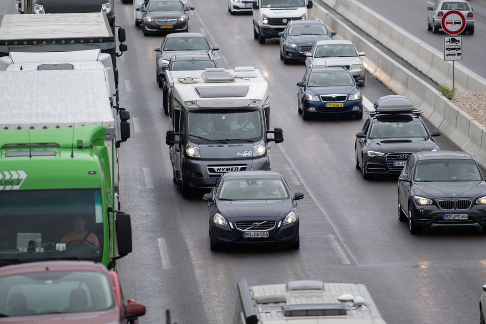 Unfall A8: Chaos auf A8: Autobahn nach Unfall und Explosionsgefahr über zehn Stunden gesperrt!