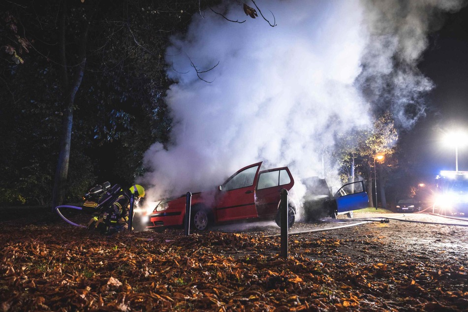Dunkler Rauch stieg in die Luft: Am frühen Sonntagmorgen brannten in Gera zwei Autos, die zuvor angezündet wurden.
