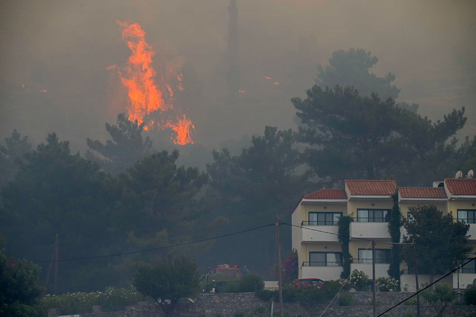 Kokkari, ein bei Touristen beliebtes Dorf an der Nordküste der Insel, wurde vorsorglich evakuiert, da sich das Feuer von einem bewaldeten Gebiet in der Nähe des Dorfes Vourliotes auf dem Berg Ambelos ausbreitete.