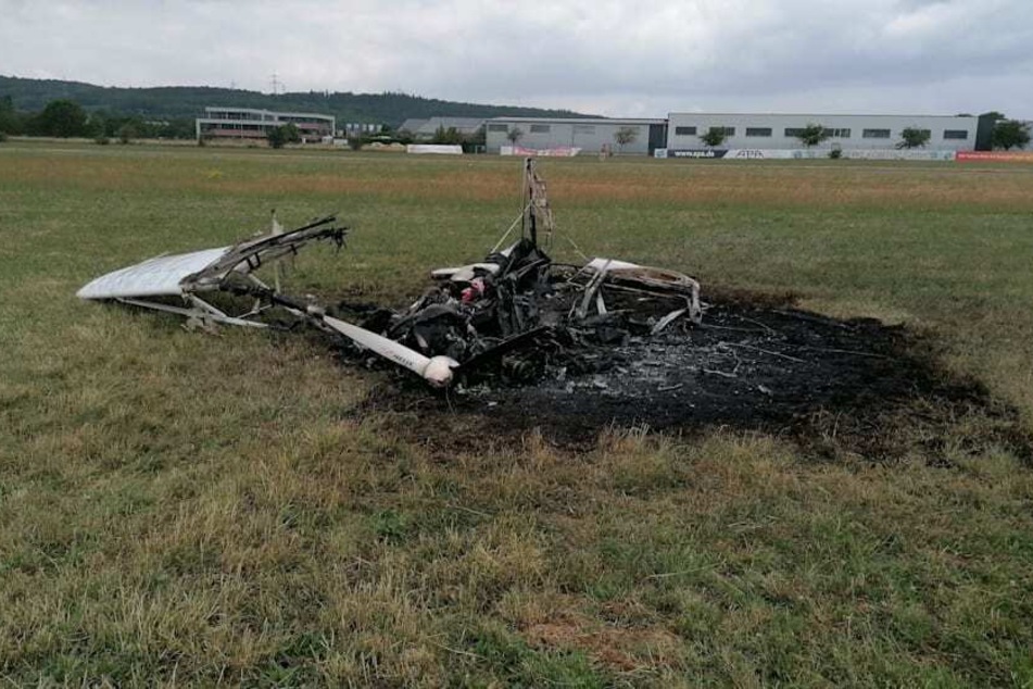 Weitestgehend verkohlte Wrackteile und ein großes Brandloch im Boden: Mehr blieb nach dem Brand nicht von dem Kleinflugzeug übrig.