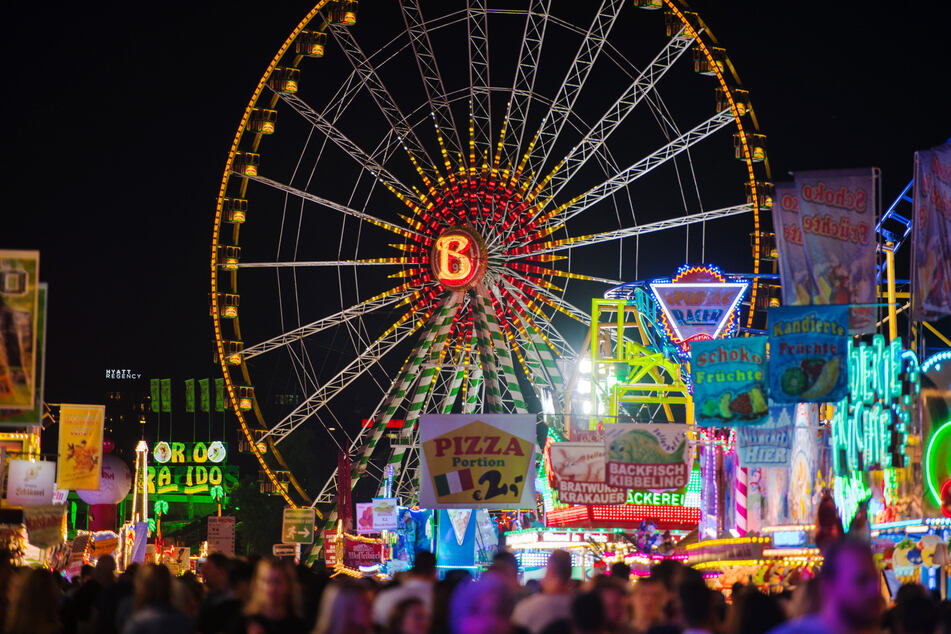 Die Stadt Düsseldorf und die Veranstalter haben die Absage der traditionellen Rheinkirmes im Sommer bestätigt. Grund sei die weiterhin unklare Pandemie-Lage. (Archivbild)