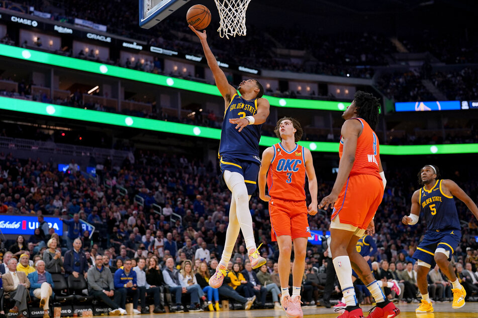 Golden State Warriors guard Jordan Poole makes a layup in front of Oklahoma City Thunder guard Josh Giddey in the fourth quarter at the Chase Center.