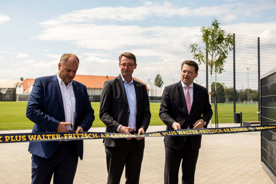 Dynamo-Präsident Holger Scholze (r.) mit OB Dirk Hilbert (l.) und Sachsens Innenminister Prof. Dr. Roland Wöller während der Eröffnung des neuen Trainingszentrums.