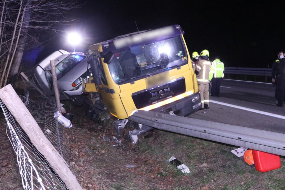 Ein Auto ist am Montagabend auf der A115 in ein Abschleppfahrzeug gekracht.