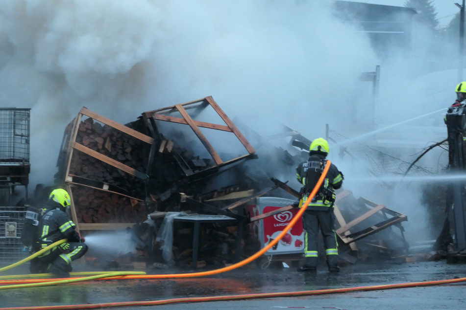 Auf Paletten gelagertes Brennholz hatte auf dem Gelände eines Toom-Baumarkts Feuer gefangen.