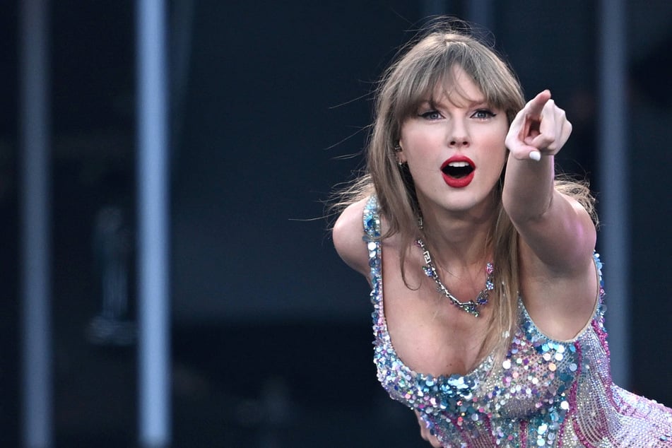 Taylor Swift performed a three-song mashup during Saturday's acoustic set at The Eras Tour in Melbourne.