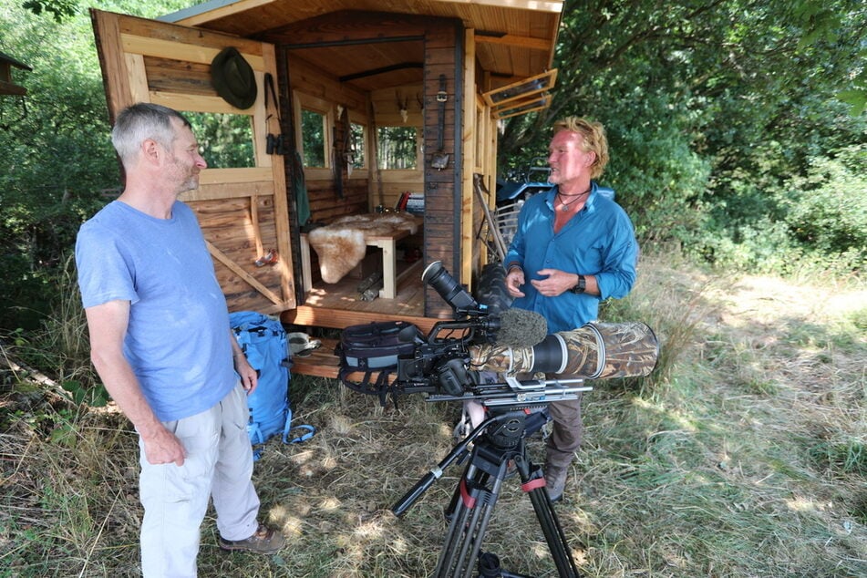 Zusammen mit Kameramann-Kollegen Frank Gutsche (l.) war Andreas Kieling (r.) an den entferntesten Orten der Welt, um Tiere zu filmen. Hier sind beide gerade in der Eifel, Andreas' Wahlheimat.