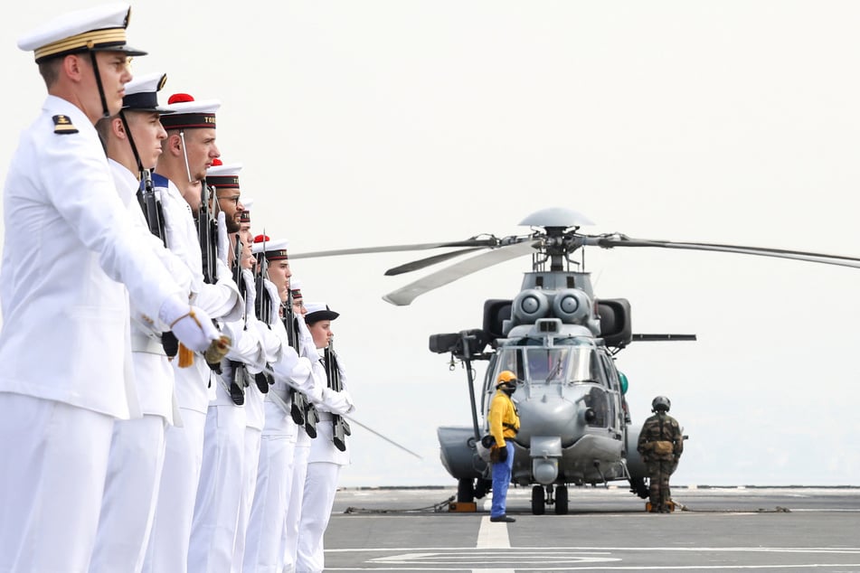 Angesichts des Iran-Kriegs verlegt Frankreich neben dem Flugzeugträger "Charles de Gaulle" auch einen Hubschrauberträger Richtung Mittelmeer. (Archivbild)