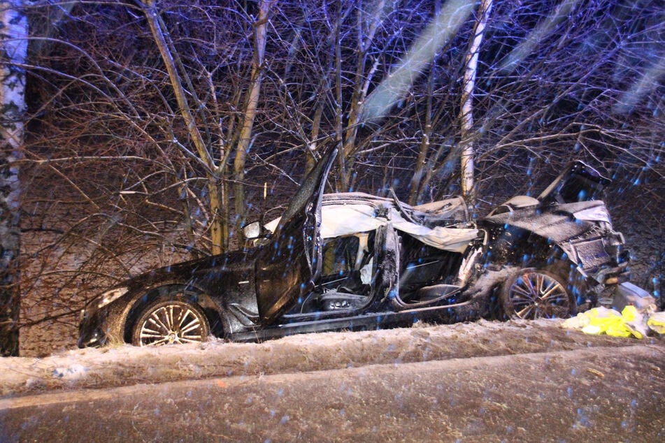 BMW schleudert bei Schneefall gegen Baum: Mitfahrer (†20) stirbt