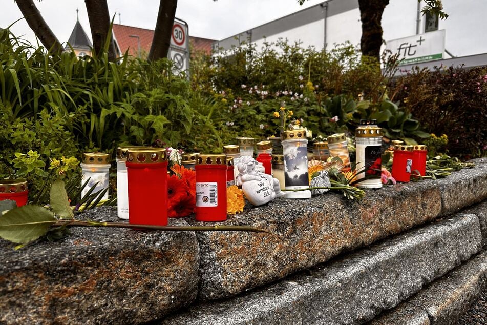 Blumen und Kerzen stehen nach der tödlichen Attacke im Stadtzentrum von Immenstadt im Allgäu. (Archiv)