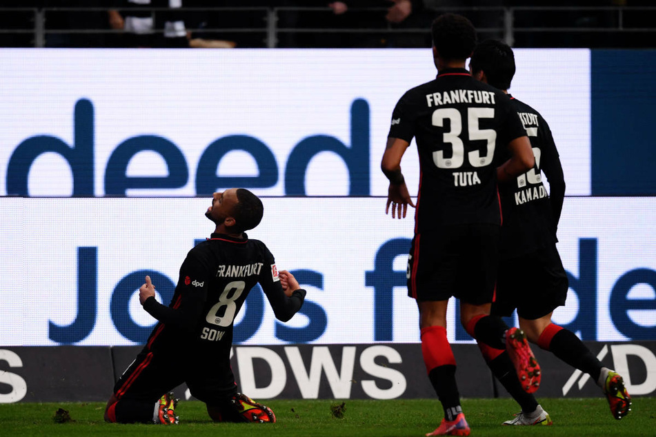 Djibril Sow (l.) bejubelt seinen Treffer zum 1:0 für Gastgeber Eintracht Frankfurt im Spiel gegen Union Berlin.