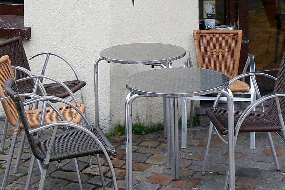 Mit Möbelstücken schlugen die jungen Männer aufeinander ein. (Symbolfoto)