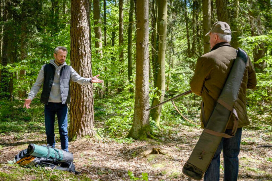 Werner (Dirk Galuba, 80, r.) trifft im Wald auf Erik (Sven Waasner, 41).