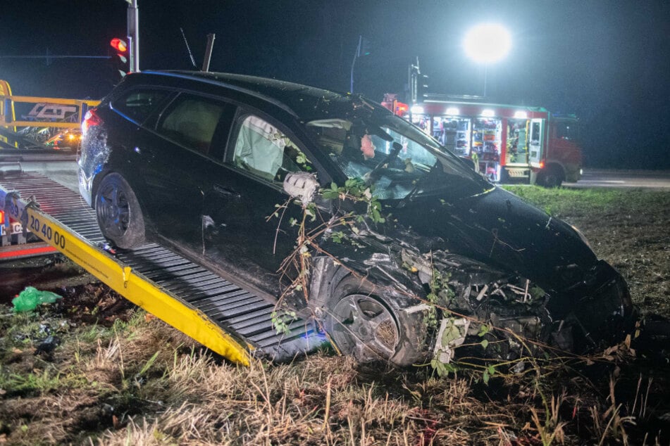 Der Wagen des Mannes rauschte nach dem Unfall in einen Busch und wurde ordentlich beschädigt.