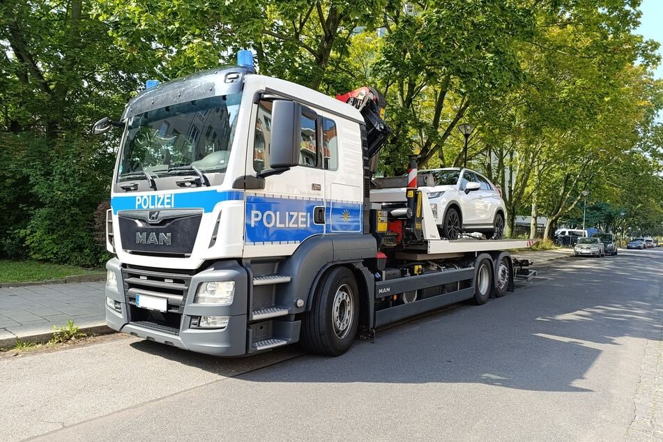 Auch den Mercedes nahmen die Ermittler mit.